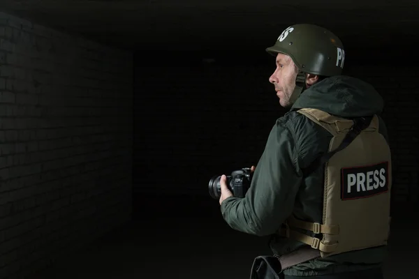 Fotograf w kasku i flak jacket — Zdjęcie stockowe