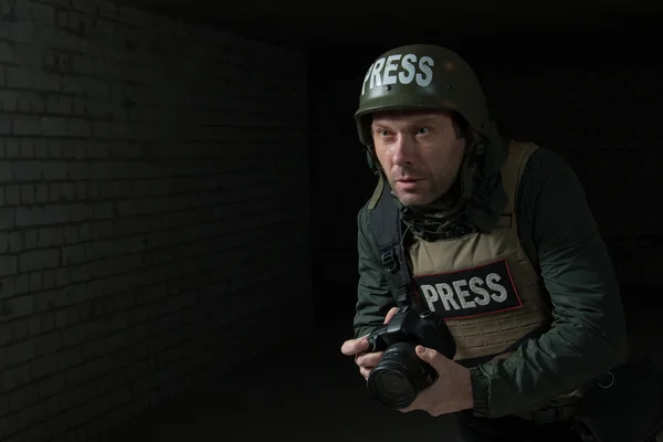 Fotógrafo em capacete e casaco flak — Fotografia de Stock