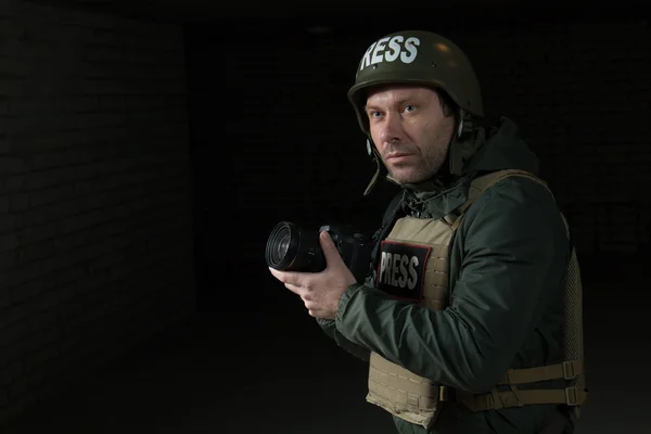 Fotografo in casco e giubbotto antiproiettile — Foto Stock