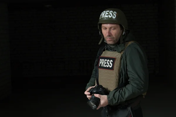 Fotograaf in helm en flak jacket — Stockfoto