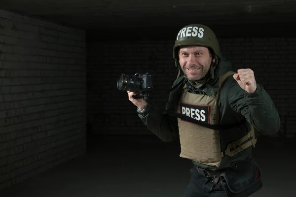 Fotógrafo em capacete e casaco flak — Fotografia de Stock