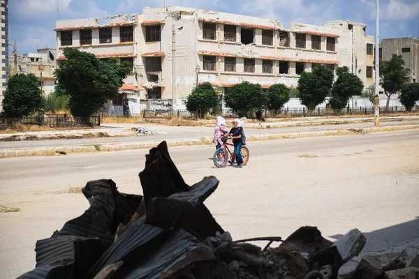 People walking down the street destroyed after fighting in Homs — Stock Photo, Image