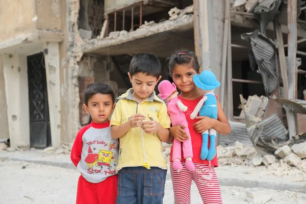 Los niños juegan cerca de casas dañadas — Foto de Stock