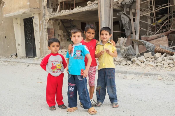 Children play near damaged houses — Stock Photo, Image