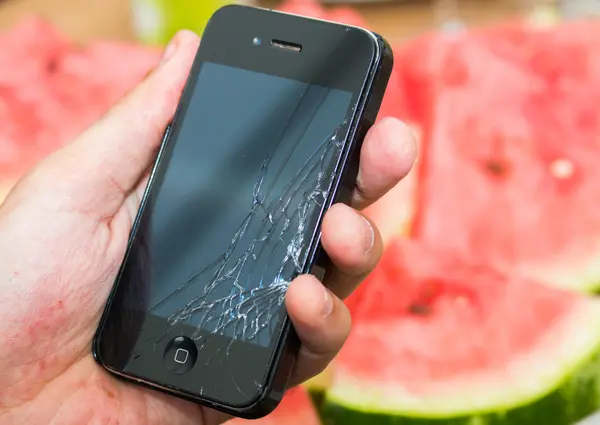 Kırık ekran smartphone yıkılmasından sonra