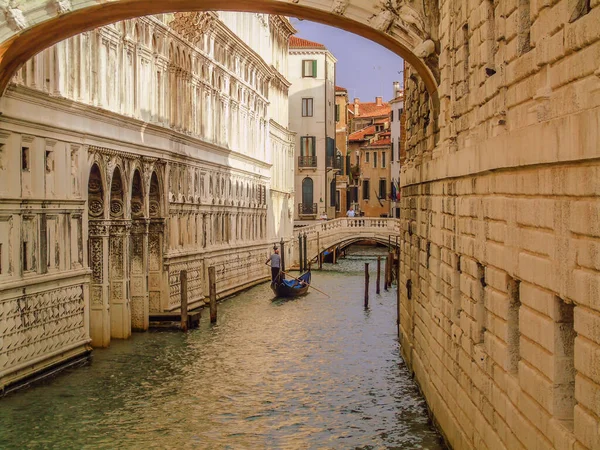 Пустой Венецианский Канал Которого Открывается Вид Ковид Традиционные Красочные Венецианские — стоковое фото