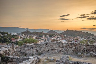 Plovdiv Bulgarya 'da Günbatımı. Bu tepeler yüzünden, Plovdiv Bulgaristan' da sık sık 