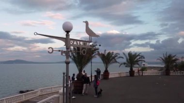 Burgaz 'daki deniz bahçesi manzarası. Arkasında günbatımı var.