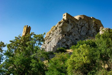 Slovakya 'daki şato kalıntıları Danube' de