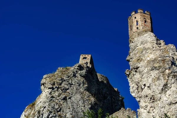 Slovakya 'daki şato kalıntıları Danube' de
