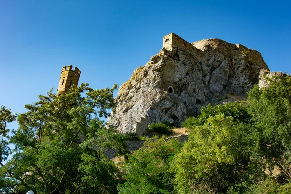 Slovakya 'daki şato kalıntıları Danube' de