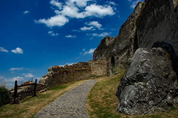 Slovakya 'daki eski şato
