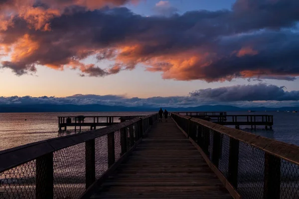 Salmão Dramático Nuvens Cinzentas Pôr Sol Com Montanhas Fundo Sobre — Fotografia de Stock