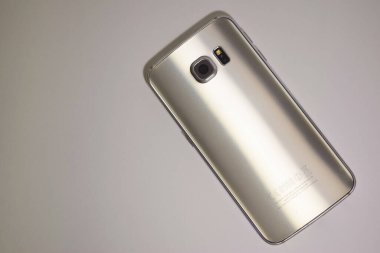 Fotos de smartphone cep telefonu Android de distintos colores, tomada con una camara nikon de alta definicion, con fondo vacio,