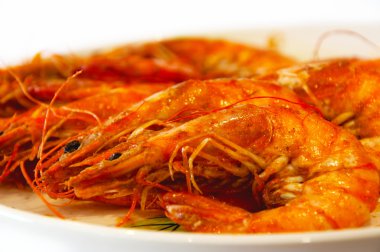 Kızarmış karides sarımsak ve biber ile