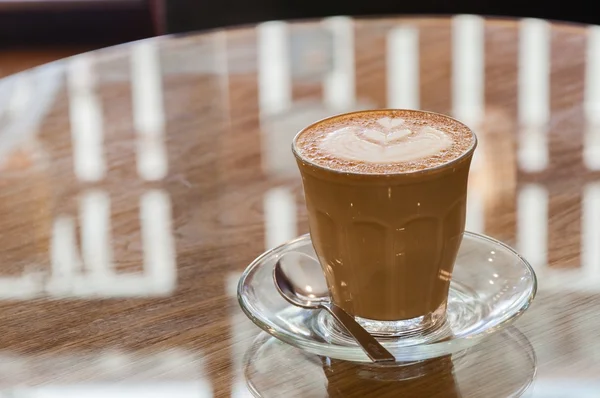 ラテアートでホット コーヒー — ストック写真