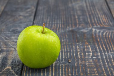 ahşap zemin üzerine yeşil elma