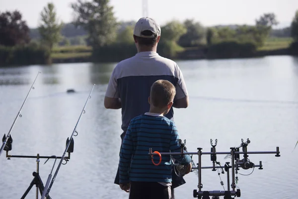 Jongen is vissen met zijn vader — Stockfoto