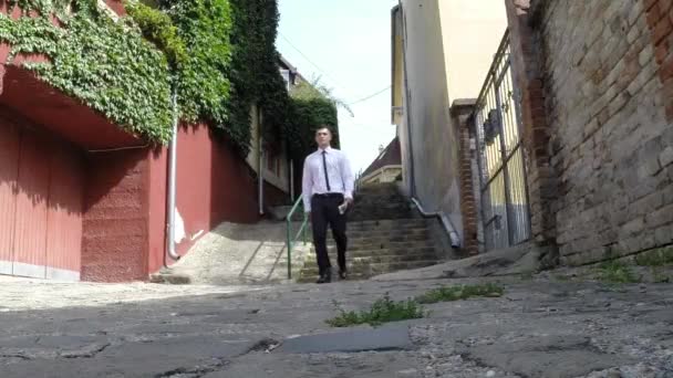 El hombre de negocios está caminando — Vídeo de stock