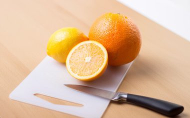 İzole portakal parçaları