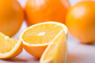 İzole portakal parçaları