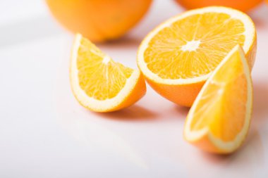 İzole portakal parçaları