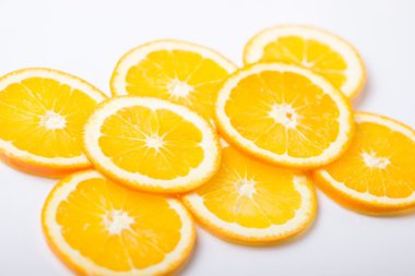 İzole portakal parçaları