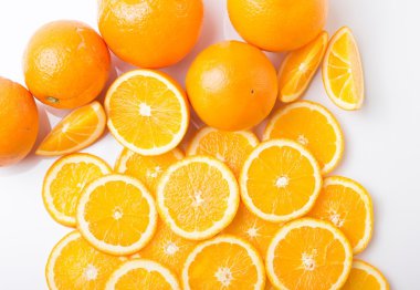 İzole portakal parçaları