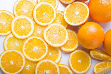 İzole portakal parçaları