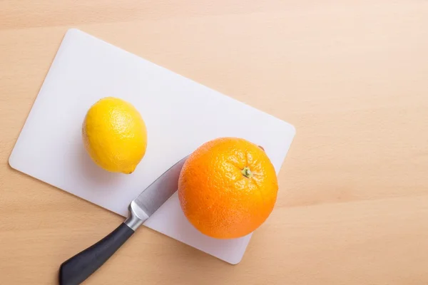 Pedaços de laranja isolados — Fotografia de Stock