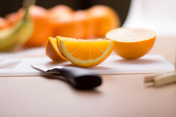Pedaços de laranja isolados — Fotografia de Stock