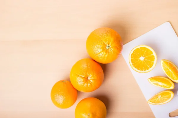 Pedaços de laranja isolados — Fotografia de Stock