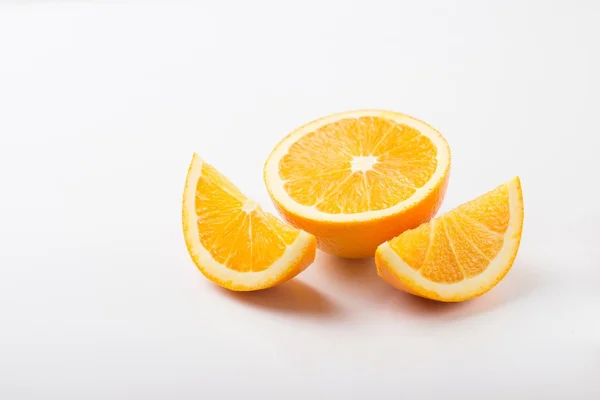 Pedaços de laranja isolados — Fotografia de Stock