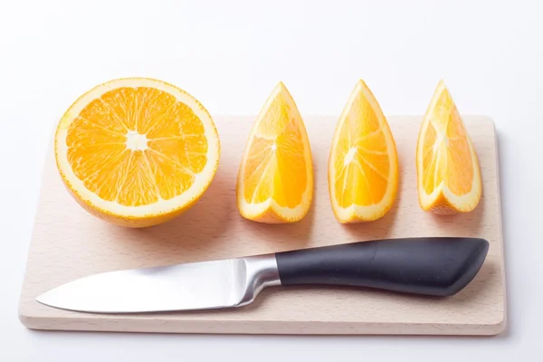 Pedaços de laranja isolados — Fotografia de Stock