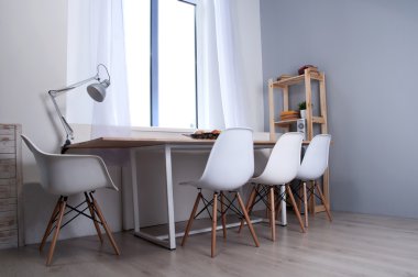 Mobilya masa ve sandalyeler ile ayarla. Modern ofis.