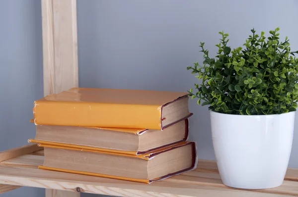 Stack of hardback books on wooden bookshelf. — Stock Photo, Image