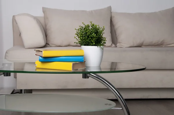 Stapel boeken over glazen tafel. Interieur, woonkamer met een glas ta — Stockfoto