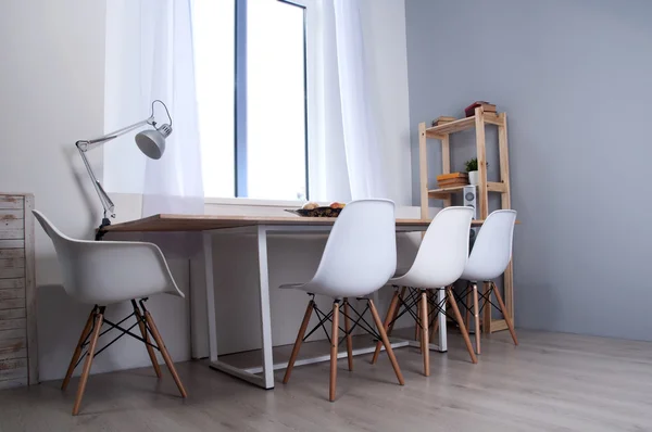 Mobilya masa ve sandalyeler ile ayarla. Modern ofis. — Stok fotoğraf