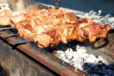 Metal şiş üzerinde yemek ızgara kebap. Barbeküde pişmiş kavrulmuş et. 