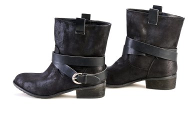 Beyaz bir arka plan üzerinde izole kadın siyah süet moda çizmeler.