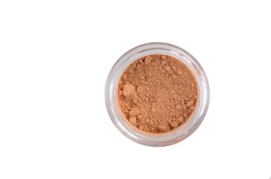 Aç kutusunda beyaz arka plan üzerinde izole yüz pudrası