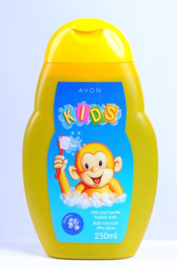 Bebek şampuanı üzerinde beyaz izole