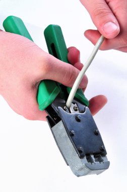 Ağ aracı ile bir utp kablo kesme.