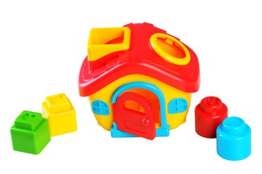 Beyaz arka plan şekilleri ile plastik oyuncak ev