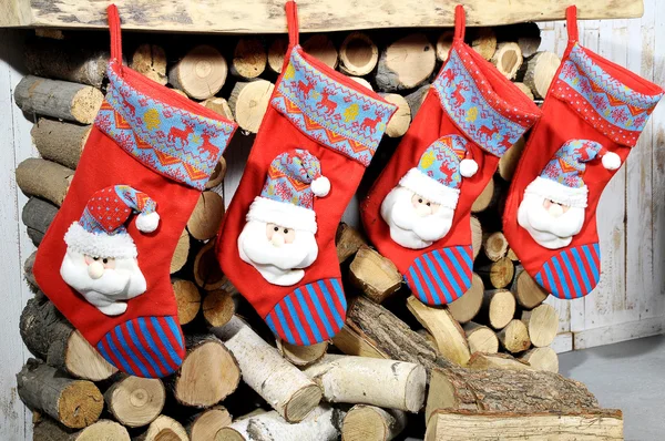 Calcetines de Navidad colgando de la chimenea decorativa — Foto de Stock
