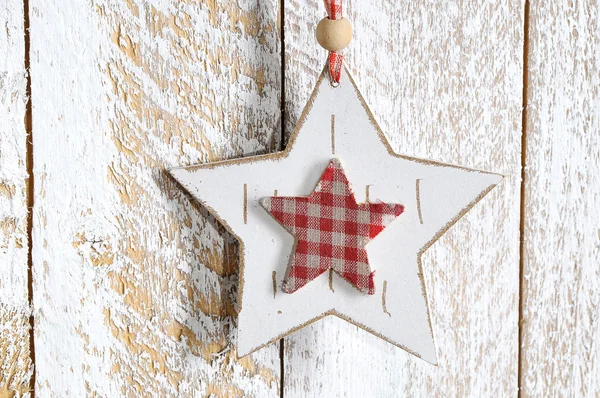 Decoración de Navidad hecha a mano. Estrella colgando sobre fondo de madera — Foto de Stock
