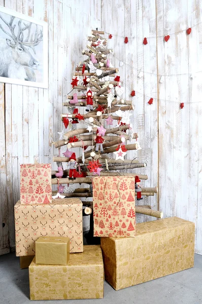 Árbol de Navidad con regalos sobre fondo de madera — Foto de Stock