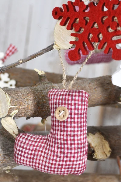 Decoración de Navidad hecha a mano. Juguete - calcetín rojo de Navidad — Foto de Stock