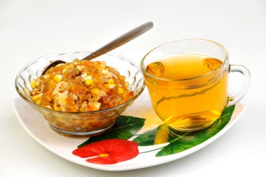 çay ve reçel kurutulmuş meyveler, fındık tabakta bal ile