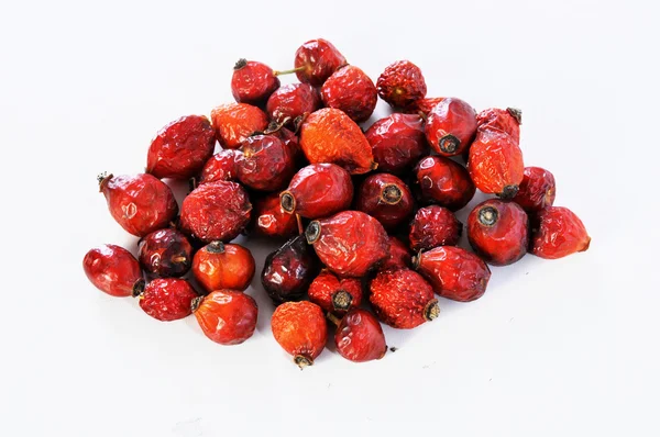 Сухие ягодные шиповники на белом — стоковое фото